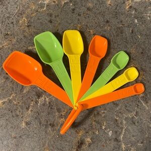 VINTAGE TUPPERWARE MEASURING SPOON LOT ON RING ORANGE GREEN YELLOW SPOONS